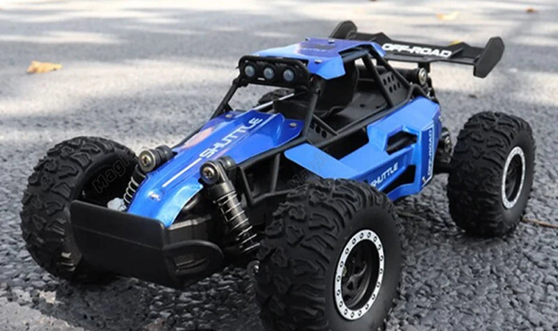 Carro de controle remoto RC 1:16 2WD com luz LED 2.4G 20KM/H